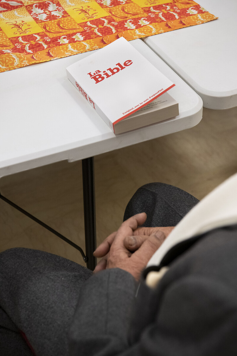 Prière durant le temps spirituel au poste de Nice de la Congrégation de l'Armée du Salut. Nice, 13 janvier 2022. Photographie de Corinne SIMON.