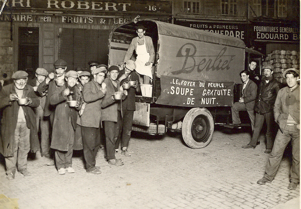 Distribution alimentaire de nuit en 1925.