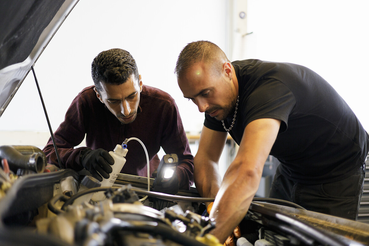 MOUNIR BOUJMAN (mécanicien) à gauche, à droite : CLEMENT DASILVA FERREIRA (chef d'atelier) au centre
