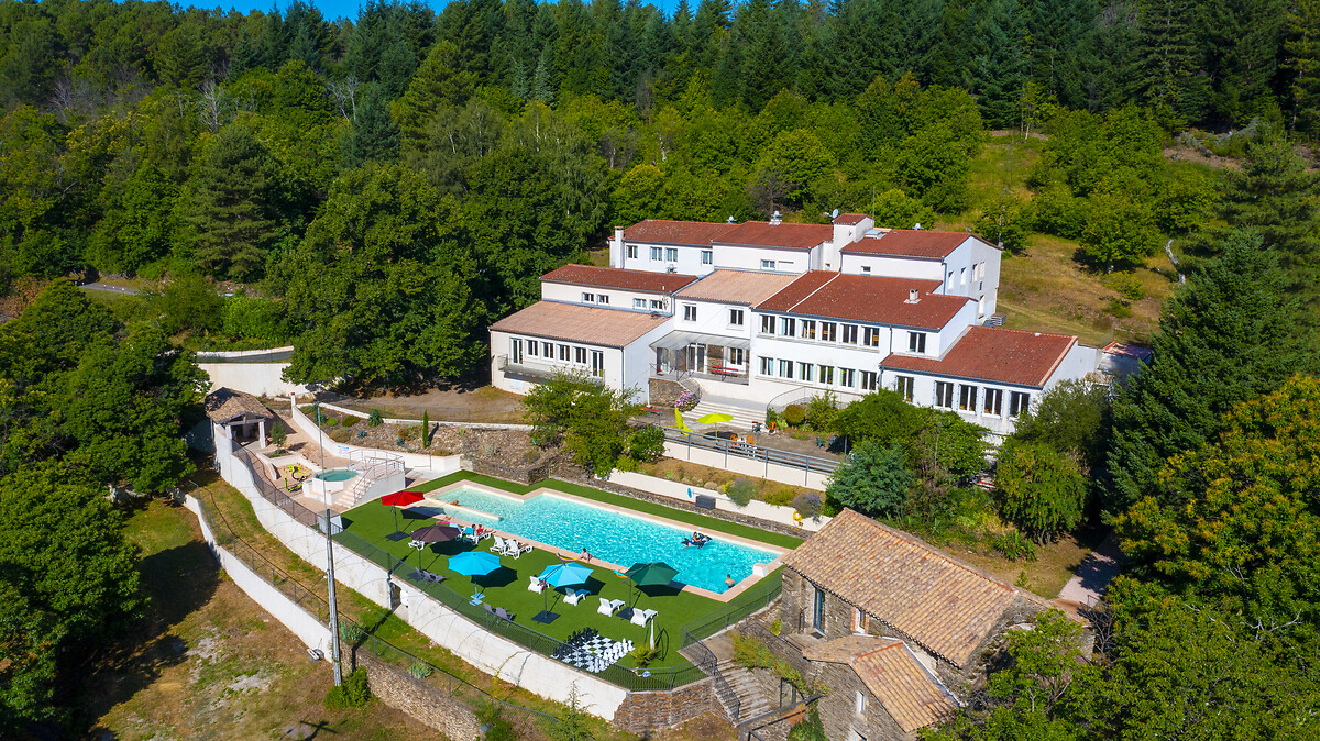 Vue générale du centre de loisirs et de séjour de Chausses (vue par drône)