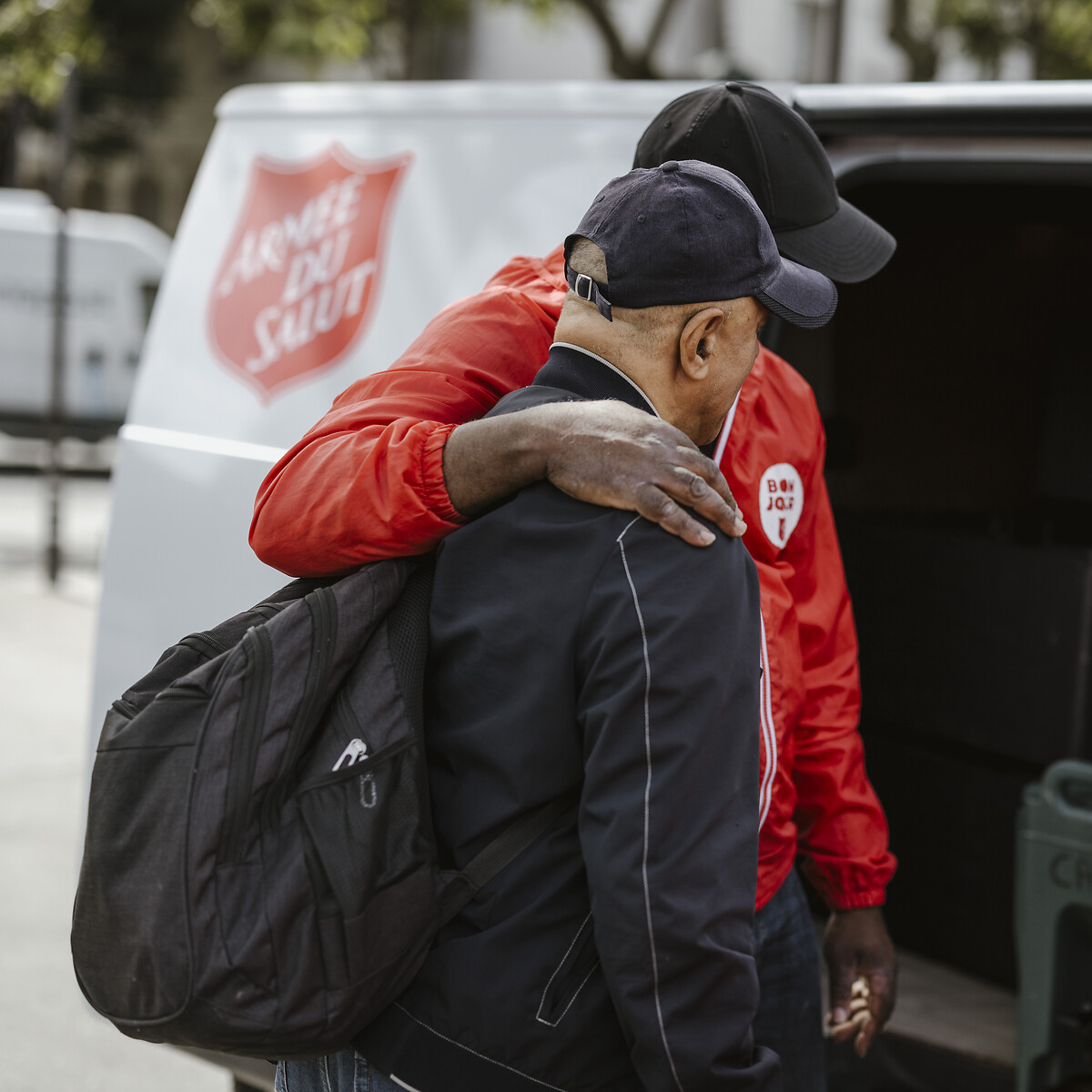 Joël Boisné, salarié à l'Armée du Salut, échange avec un bénéficiaire lors d'une maraude dans les rues Paris, vendredi 28 juin 2024.