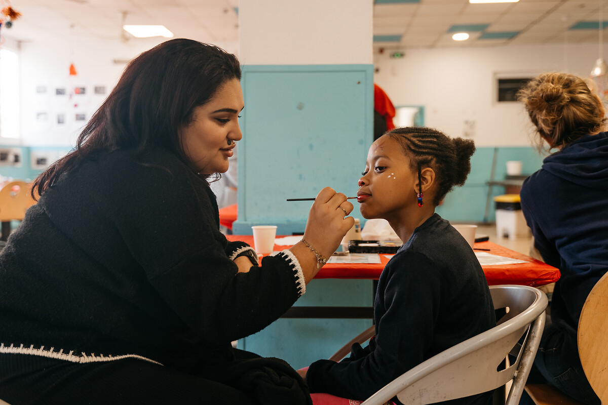 El Yana Ali - CHU Lou Recate.Nacima, travailleuse sociale, CHU Séance de maquillage avec Nacima Baye Ouarradi