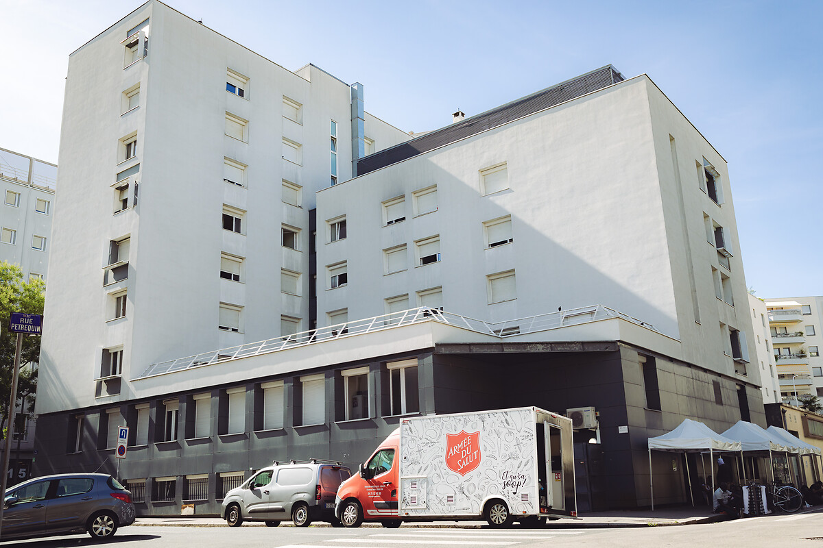 Le foodtruck devant le CHRS Lyon Cité.