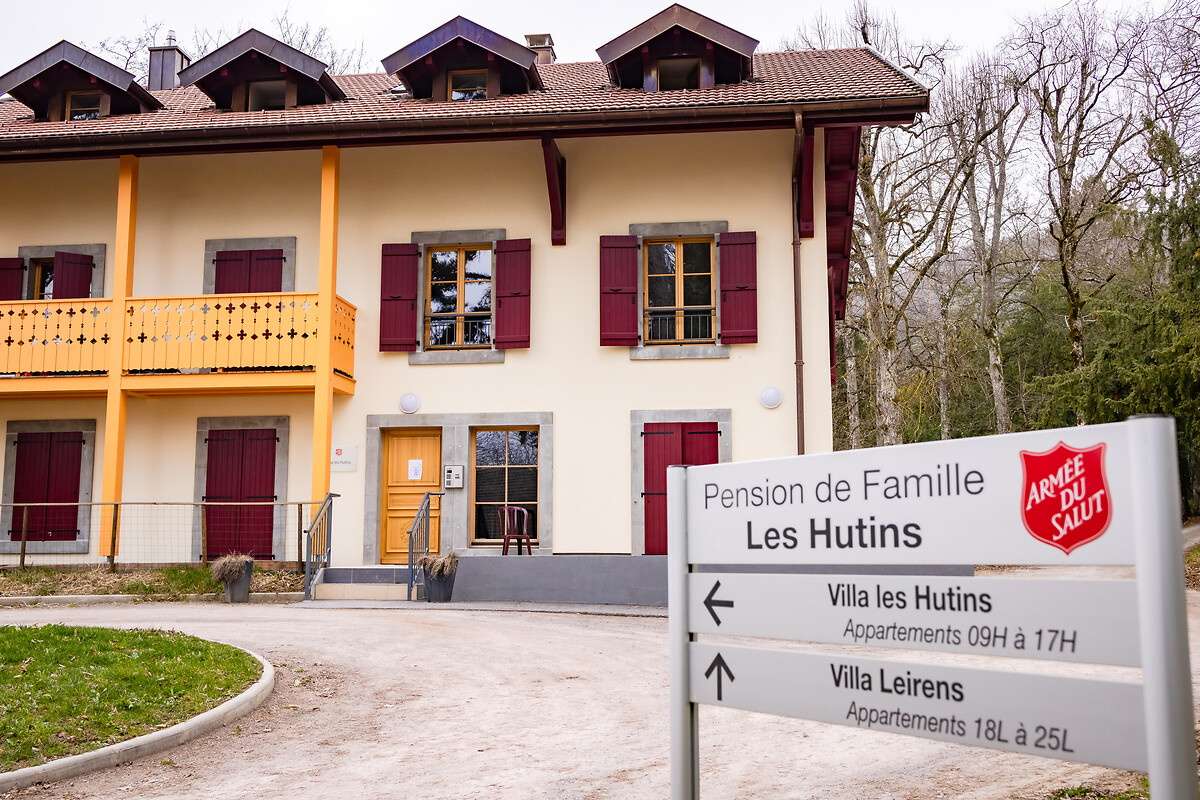Extérieurs des batiments et alentours de la Résidence Leirens et de la Pension de Famille Les Hutins à Monnetier-Mornex en Haute-Savoie.