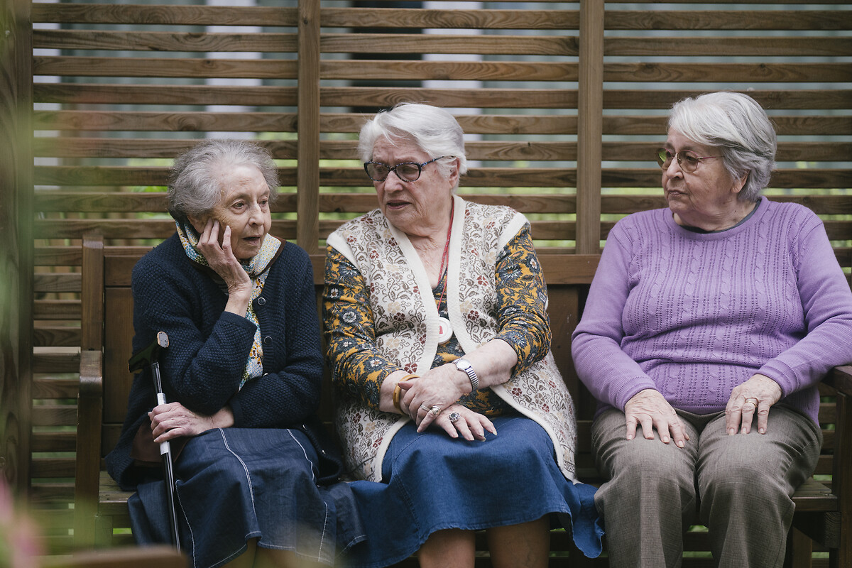 Des résidentes de la Maison de retraite protestante discutent dans le parc