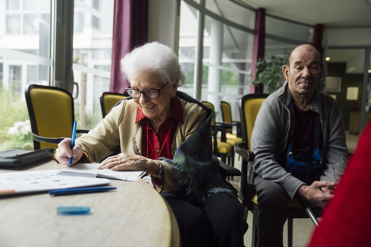 MME PIRMET,,MR LE GOAZIOU, dans la salle d'animation
