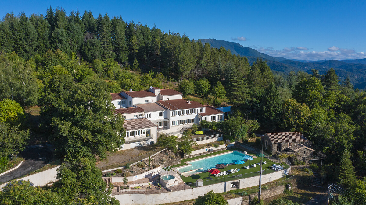 Vue générale du centre de loisirs et de séjour de Chausses (vue par drône)