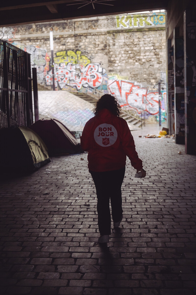 La maraude de l'Armée du Salut à Paris pendant l'hiver en février 2025. La bénévole Coline Thuillier distribue du café.