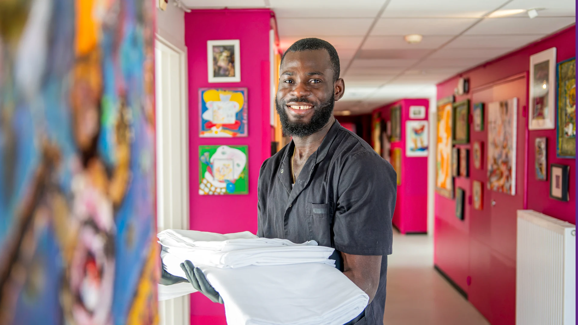 Chris Nsingi-Kiabala , travaille en CDDI (contrat d'insertion de 2 ans) en tant que valet de chambre à l'hôtel le Grand Barnum. Tâches principales : Liaison avec la blanchisserie, refaire les chambres à blanc, effectuer les recouches, nettoyage des espaces communs Arrivée le 4 février 2025