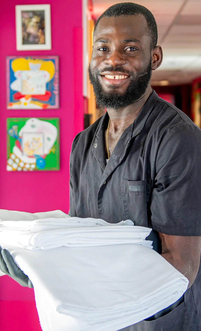 Chris Nsingi-Kiabala , travaille en CDDI (contrat d'insertion de 2 ans) en tant que valet de chambre à l'hôtel le Grand Barnum. Tâches principales : Liaison avec la blanchisserie, refaire les chambres à blanc, effectuer les recouches, nettoyage des espaces communs Arrivée le 4 février 2025