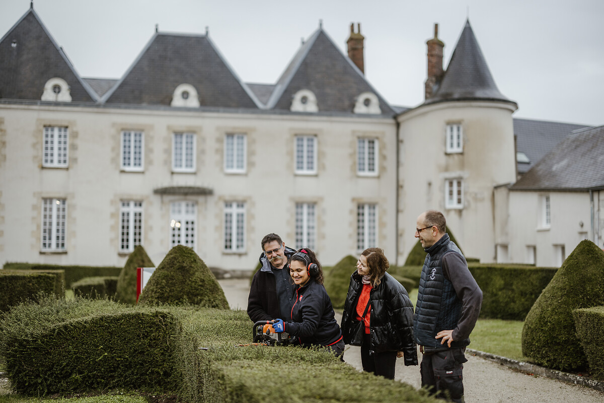 Roumania Jaunet pose pour un portrait entourée de ses parents, Camille et Bruno Jaunet, et de son moniteur Nicolas Bonneau, dans le domaine du château d'Auvilliers où Roumiana travaille à l'Esat, lundi 25 novembre 2024.
