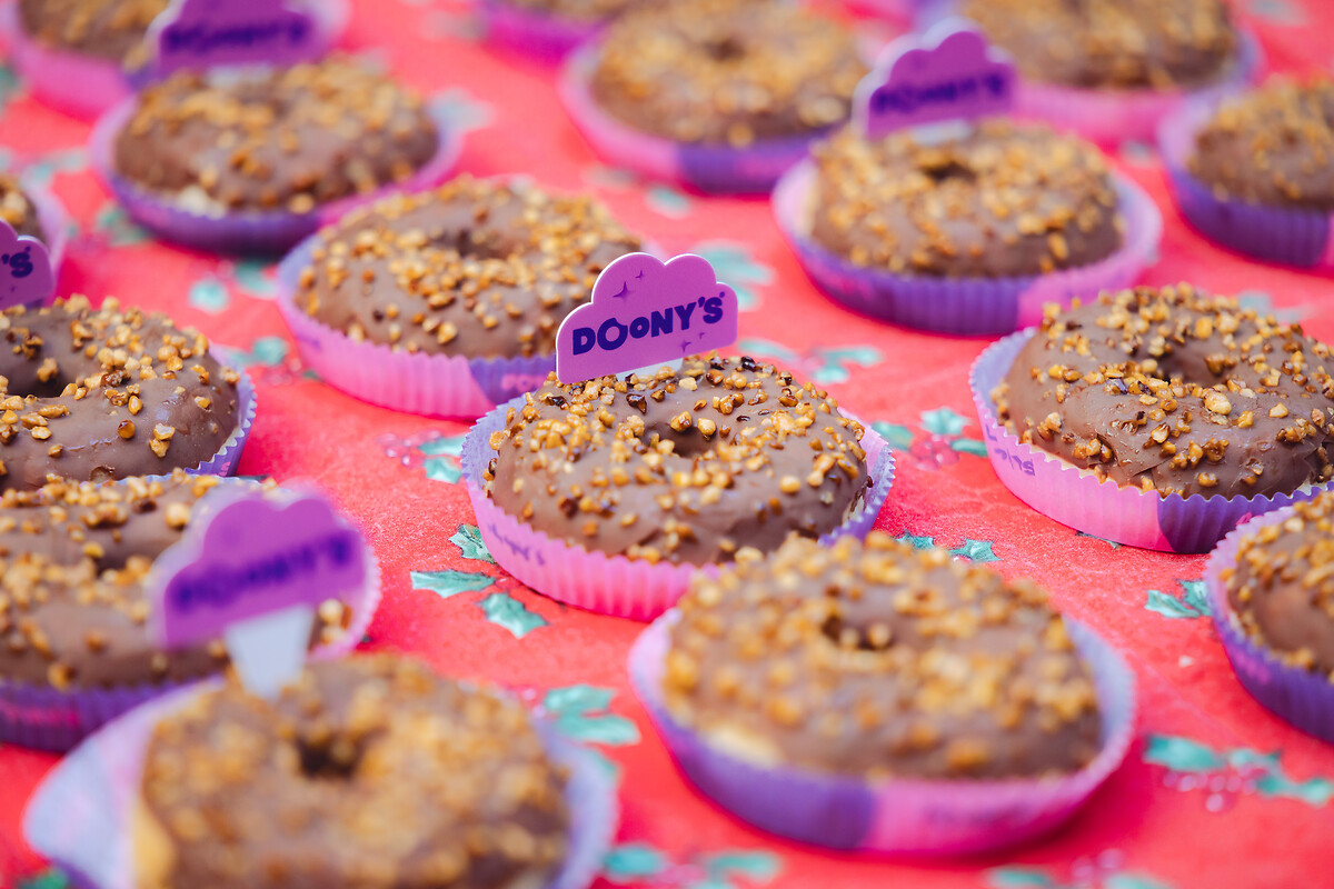 Au Palais de la Femme à Paris, le 6 juin 2025, l’Armée du Salut a célébré le Donut Day, une tradition d’origine américaine, afin de rendre hommage aux « Doughnut Girls », ces femmes bénévoles qui, durant la Première et la Seconde Guerre mondiale, apportaient réconfort et soutien aux soldats en leur distribuant des donuts sur le front. Cette journée, désormais célébrée dans plusieurs pays, est aussi l’occasion pour l’Armée du Salut de sensibiliser le public à ses actions et de faire connaître ses établissements et programmes sociaux à travers toute la France. L’organisation, présente dans plus de 130 pays, œuvre notamment dans l’accueil des personnes en difficulté, la lutte contre l’exclusion et l’aide alimentaire. À travers le Donut Day, elle invite chacun à découvrir ses missions et à soutenir ses initiatives solidaires. Cette année, l’opération a bénéficié du partenariat de Doony’s, qui a offert plusieurs dizaines de milliers de donuts distribués dans les établissements de l’association à travers le pays.