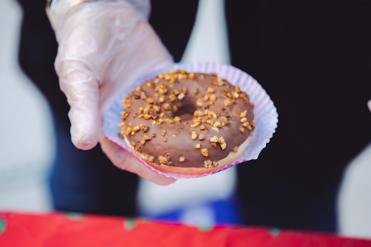 Au Palais de la Femme à Paris, le 6 juin 2025, l’Armée du Salut a célébré le Donut Day, une tradition d’origine américaine, afin de rendre hommage aux « Doughnut Girls », ces femmes bénévoles qui, durant la Première et la Seconde Guerre mondiale, apportaient réconfort et soutien aux soldats en leur distribuant des donuts sur le front. Cette journée, désormais célébrée dans plusieurs pays, est aussi l’occasion pour l’Armée du Salut de sensibiliser le public à ses actions et de faire connaître ses établissements et programmes sociaux à travers toute la France. L’organisation, présente dans plus de 130 pays, œuvre notamment dans l’accueil des personnes en difficulté, la lutte contre l’exclusion et l’aide alimentaire. À travers le Donut Day, elle invite chacun à découvrir ses missions et à soutenir ses initiatives solidaires. Cette année, l’opération a bénéficié du partenariat de Doony’s, qui a offert plusieurs dizaines de milliers de donuts distribués dans les établissements de l’association à travers le pays.