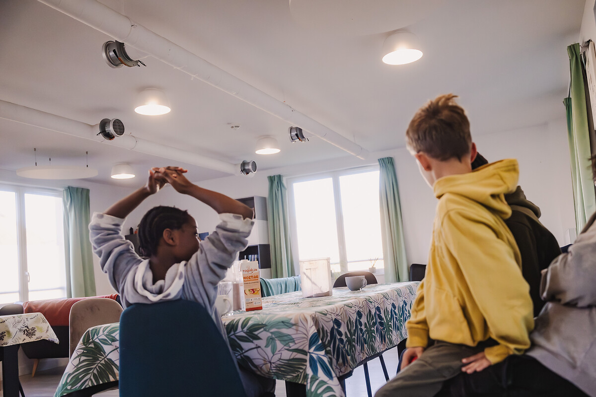 Au 1er étage de La Maison d'Enfants à Caractère Social « Les Enfants de Rochebonne » se trouve le service Korrigans. Une dizaine de chambres accueillent des enfants entre 8 et 16 ans. Ils sont encadrés par une maitraisse de maison et plusieurs éducateurs.