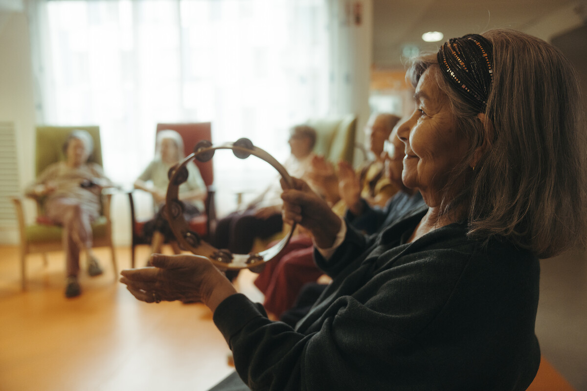 Des personnes âgées avec un instrument de musique
