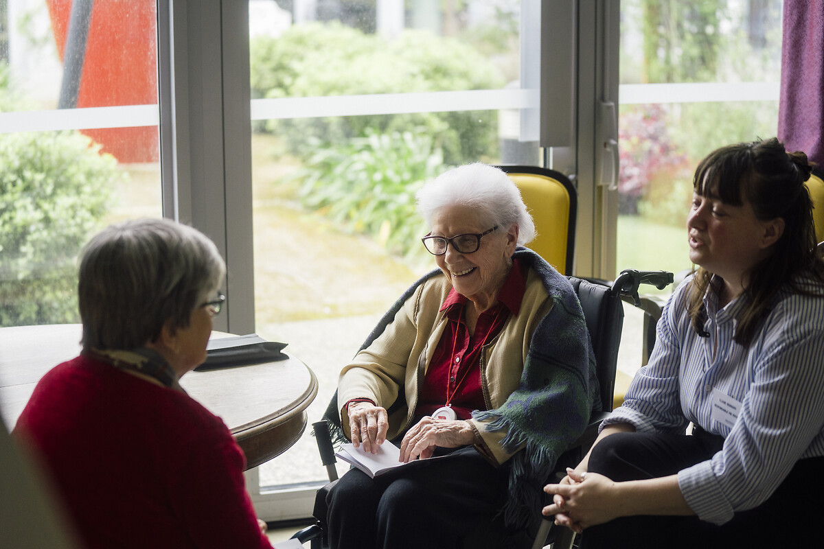 MME PIRMET, MME PETITGAS, Élodie Seignard, en échange dans la salle d'animation après la lecture des journaux