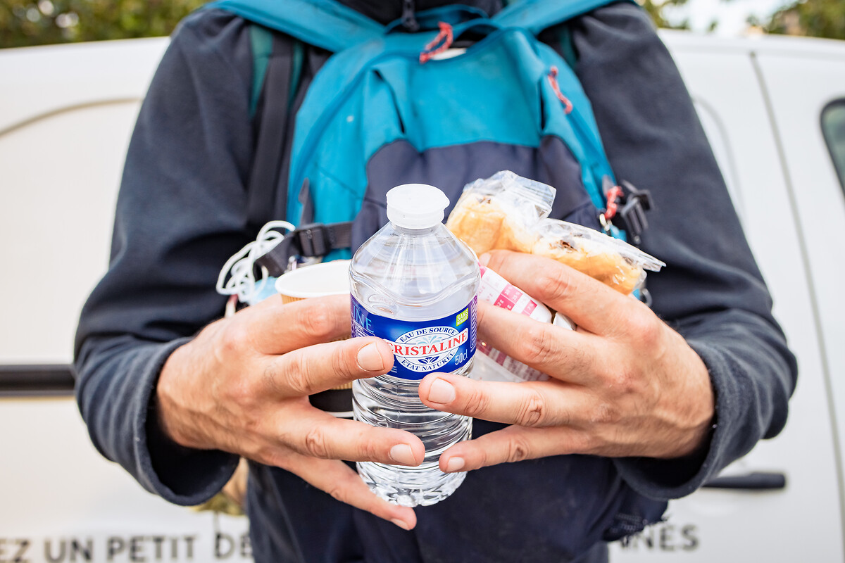 Menu du petit déjeuner de la mauraude : bouteille d'eau, viennoiseries et café