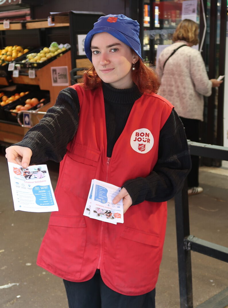 Dalhia Gozlan-Houel distribue des tracts opération chaleur solidaire