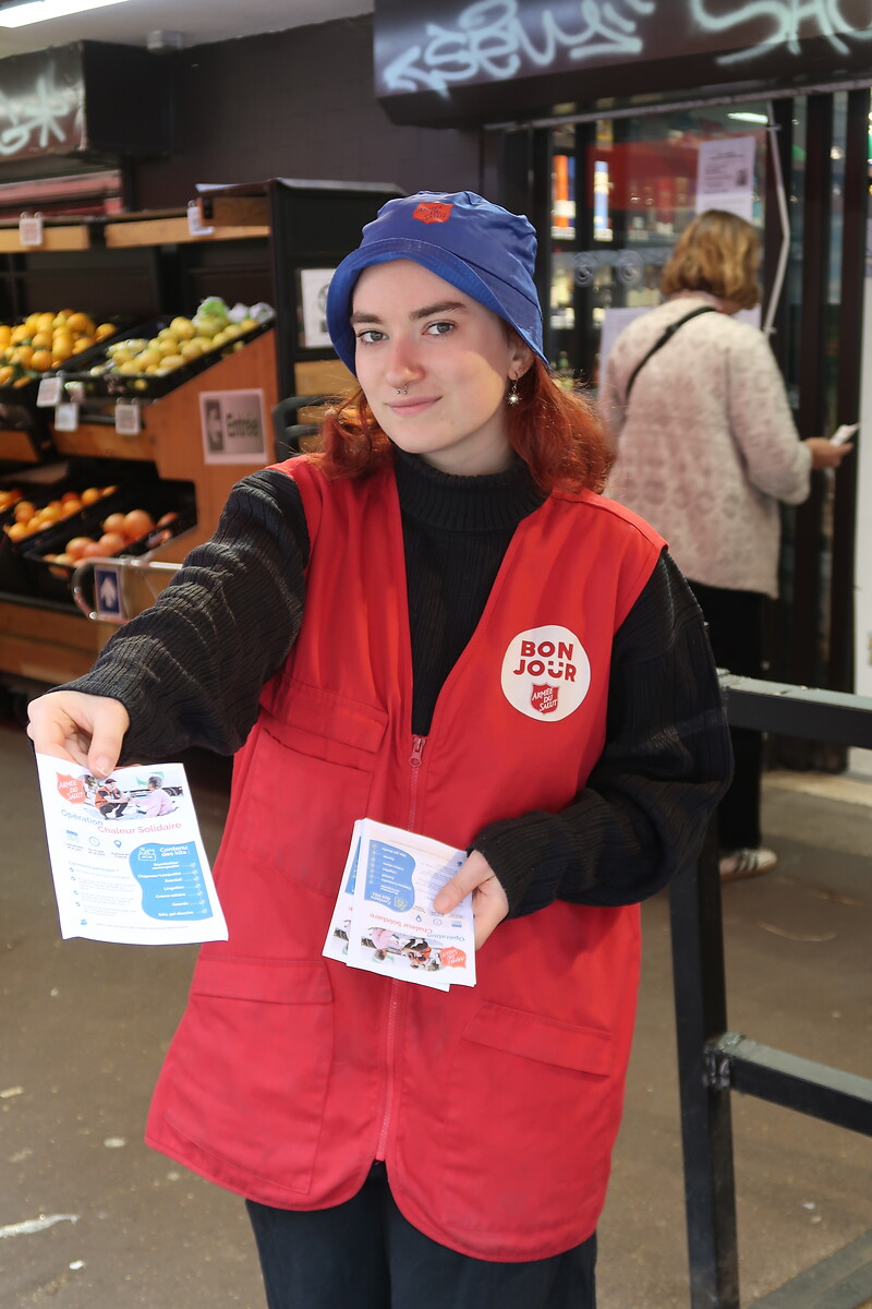Dalhia Gozlan-Houel distribue des tracts opération chaleur solidaire