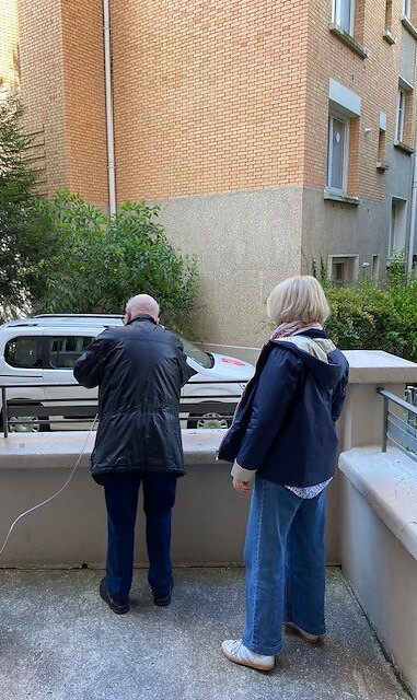 Une personne âgée de dos avec une salariée de l'Armée du Salut