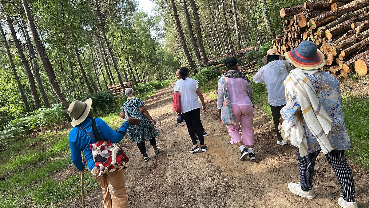Un groupe de de femmes de la résidence A. Cox en promenade dans la forêt