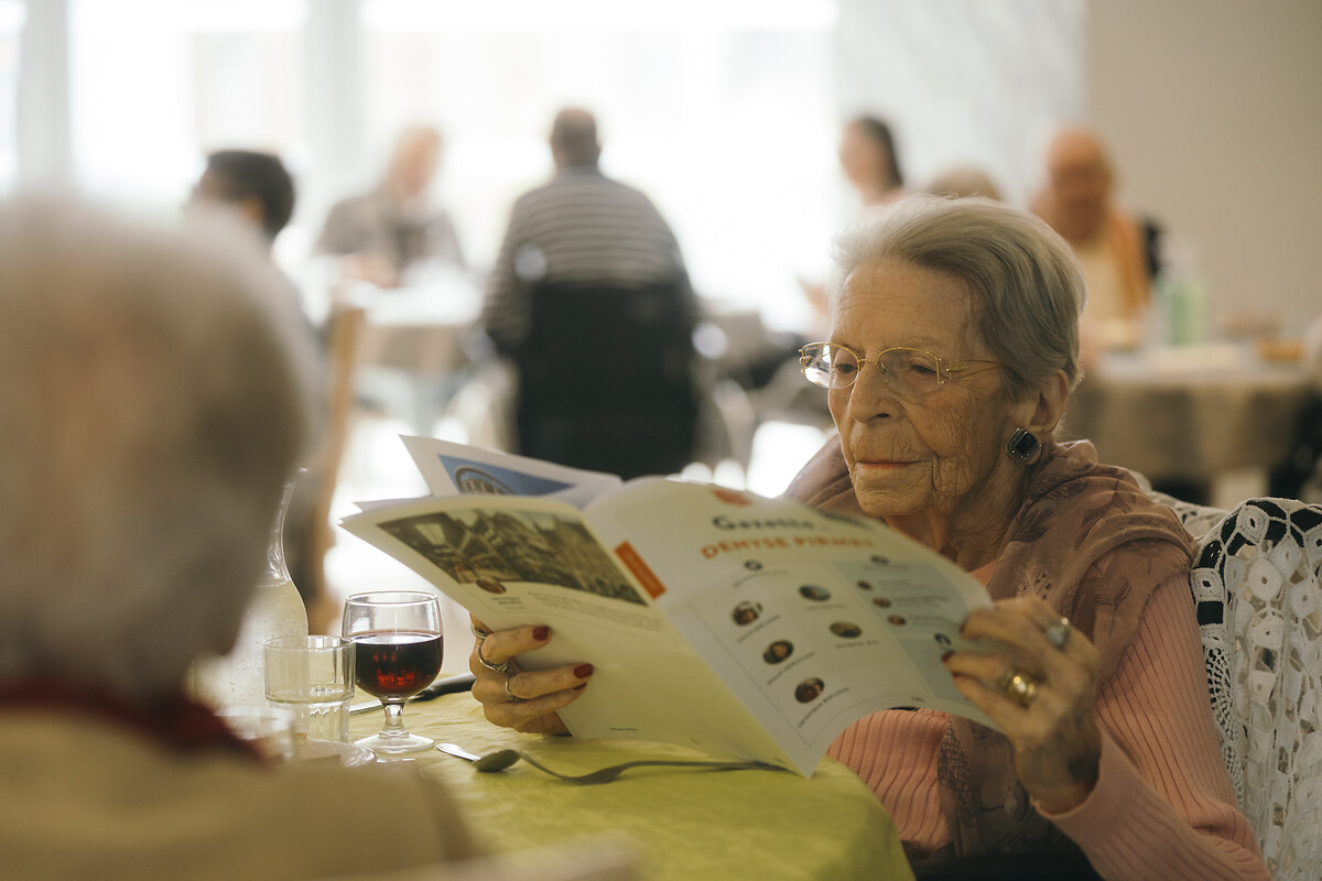 MME Simone DELHOUME, lecture de la Gazette