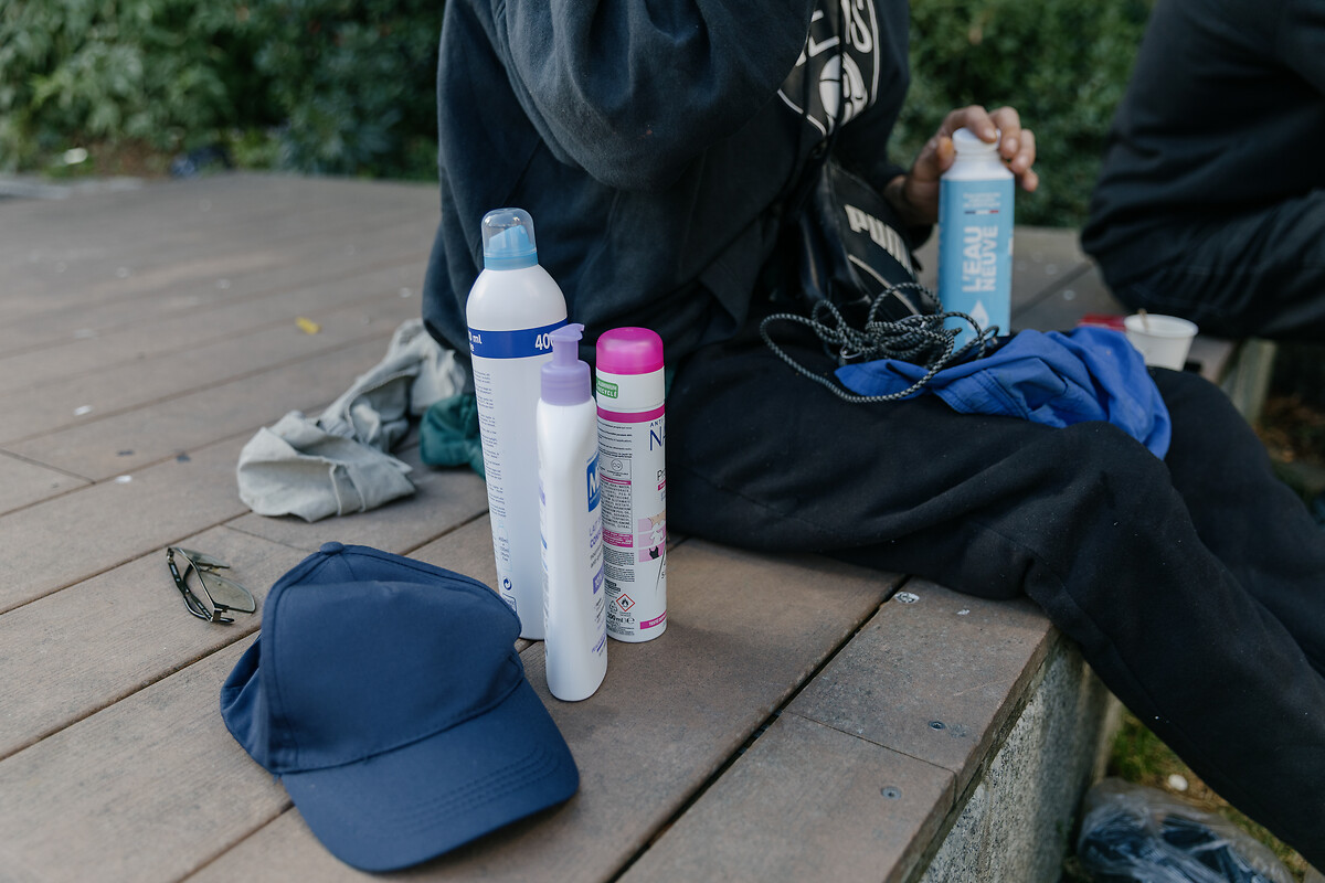 Un homme sans abris avec le kit ete lors de la maraude pedestre.