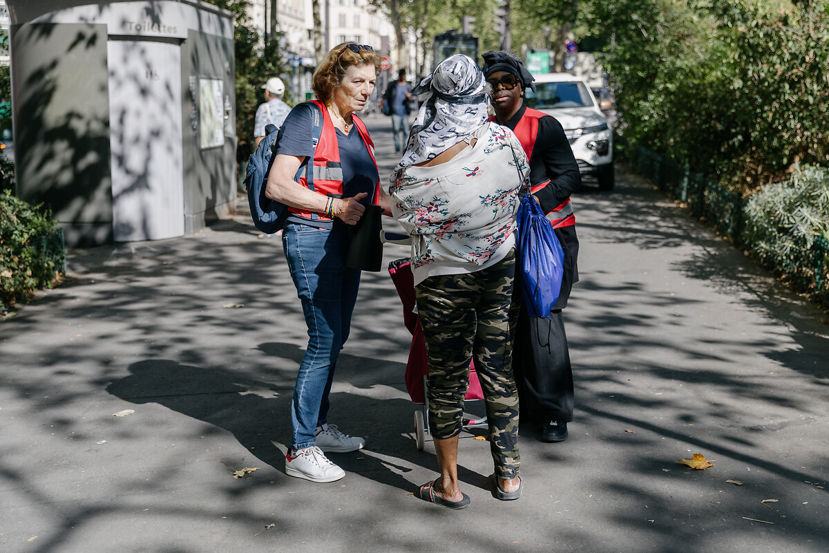 CURI - RANGEANT Françoise ( Benevole) .BAMBI Sylvie ( benevole) parlent avec une dame qui habite dans un petit logement dans le quartie de Belleville