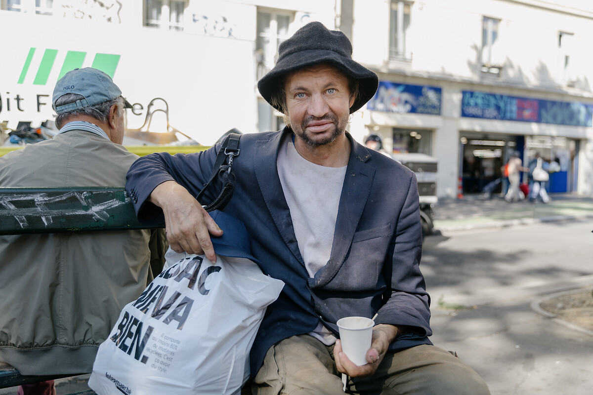 BUZUAN Georges ( sans abris , origine de pays de l’est , il parle pas français. Sur le boulevard il attend la fin du marché pour faire de la récupération de nourriture et d’invendus)