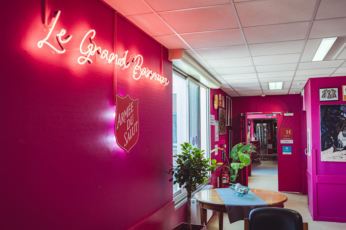L'hotel Le Grand Barnum, classé 3 étoiles, emploi des personnes en insertion. Dans les couloirs, des œuvres d'art brut sont exposés.