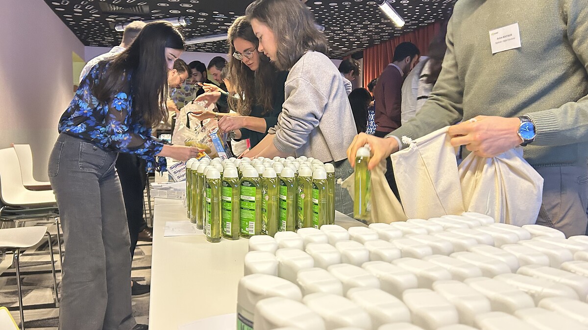 Des salariés d'une entreprise réalise des kit d'hygiène