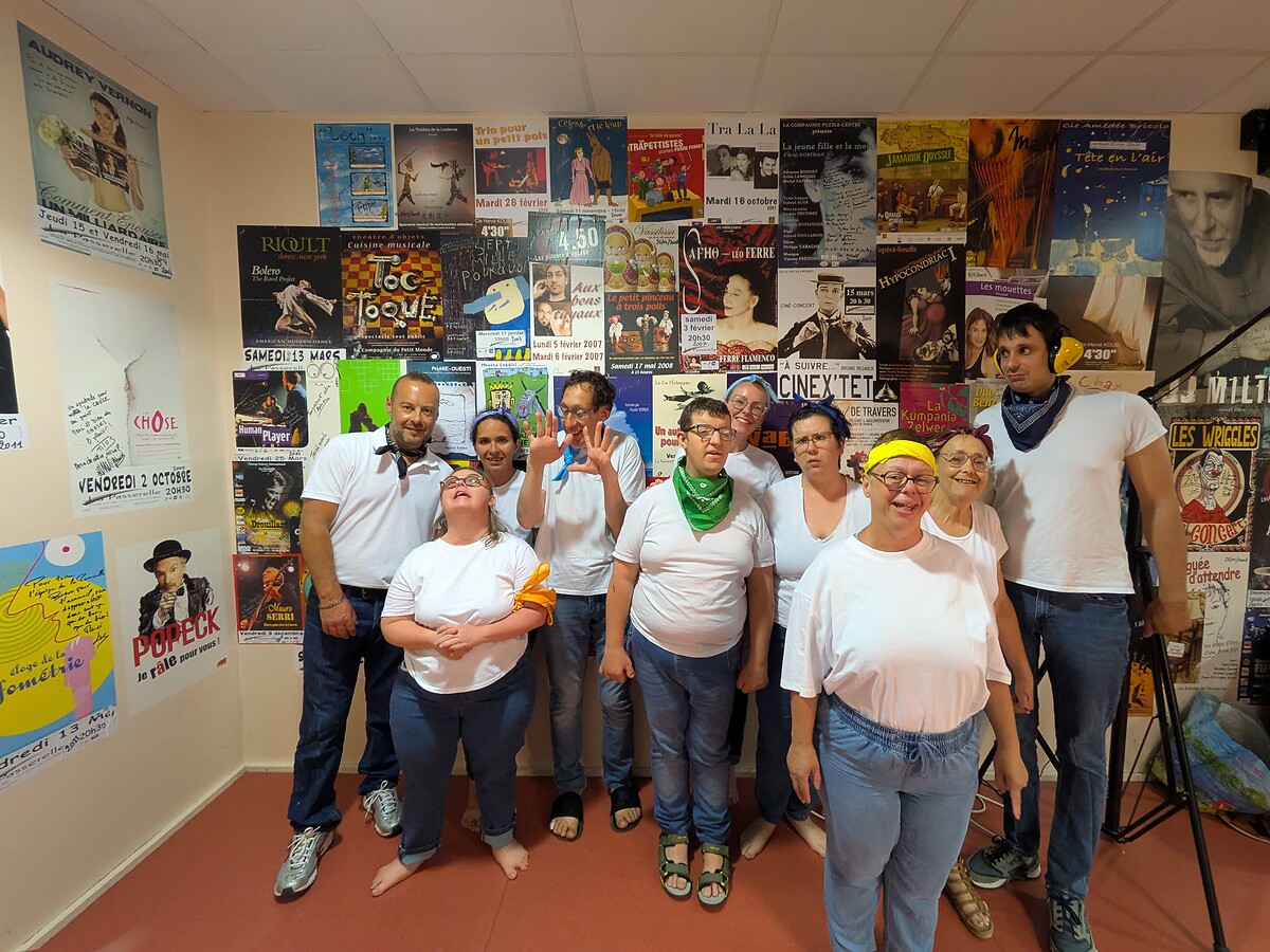 Un groupe de danseurs en pantalon/teeshirt