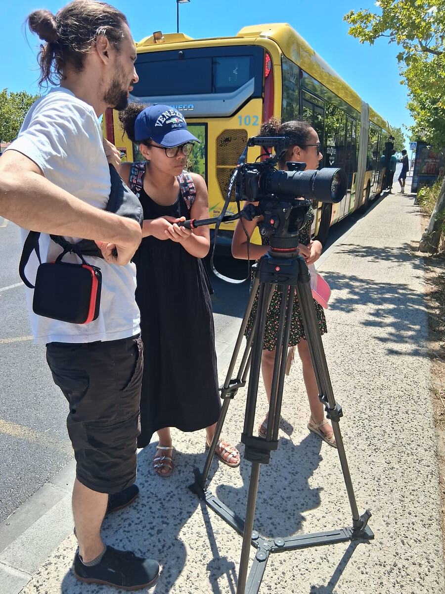 Un groupe de 3 jeunes filment avec une caméra