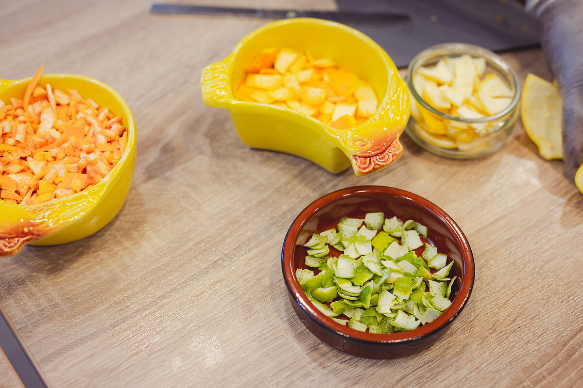 L'éducatrice Sophie GALESNE anime un atelier cuisine. Les résidents sont invités à réaliser une salade de fruit et à utiliser les épluchures pour concevoir des produits d'entretien.