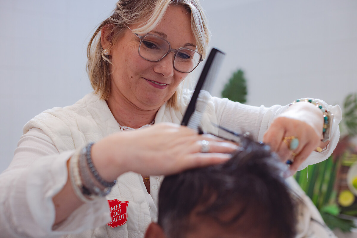 Une coiffeuse bénévole au service des résidents