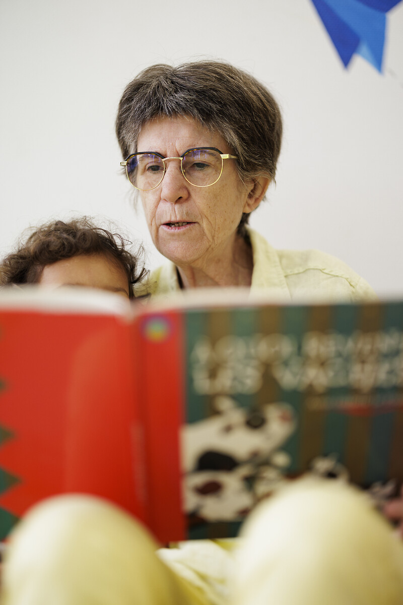 Marie BOUCHET, bénévole, lecture d'une histoire aux enfants du lieu parents-enfants