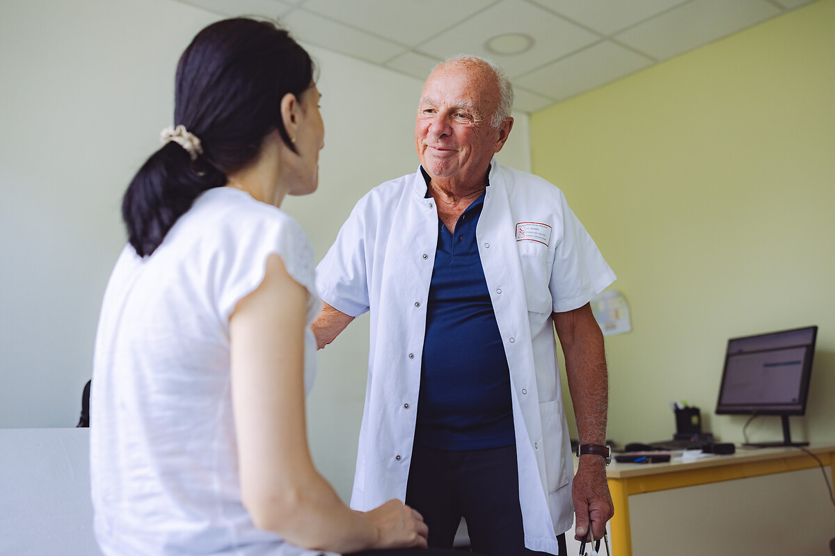 Le docteur Jean Claude Guérin reçoit une patiente en consultation.