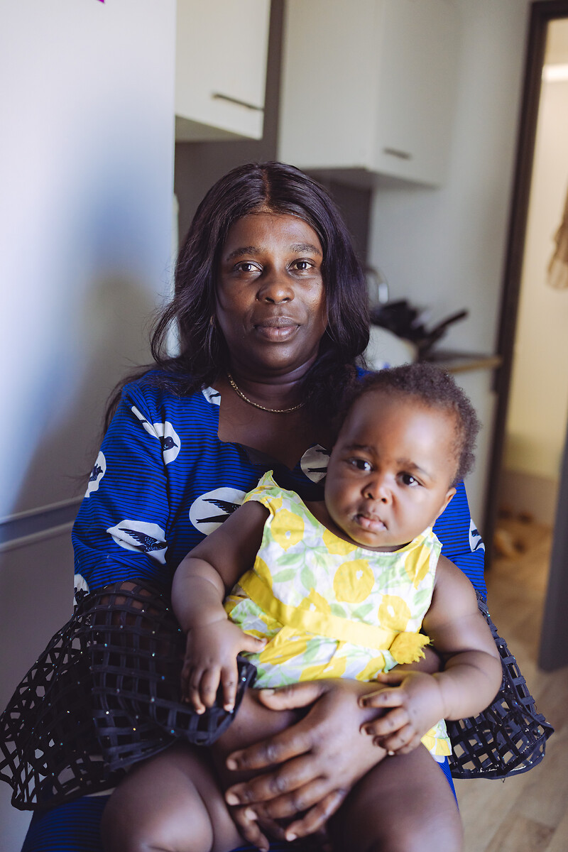 Mme Mariam Twaha-Grace avec sa fille Alia âgée d'1 an. Immigrée congolaise, elle a vécu 3 ans à Mayotte avant d'arriver en métropole. Mariam est mère de 3 enfants (dont 2 adolescents). La famille vit dans une remorque aménagée.