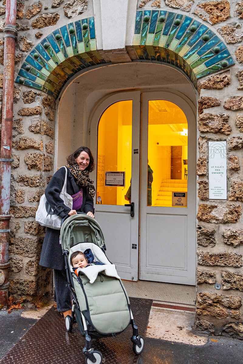 Parent avec enfant devant la crèche du Palais de la Femme