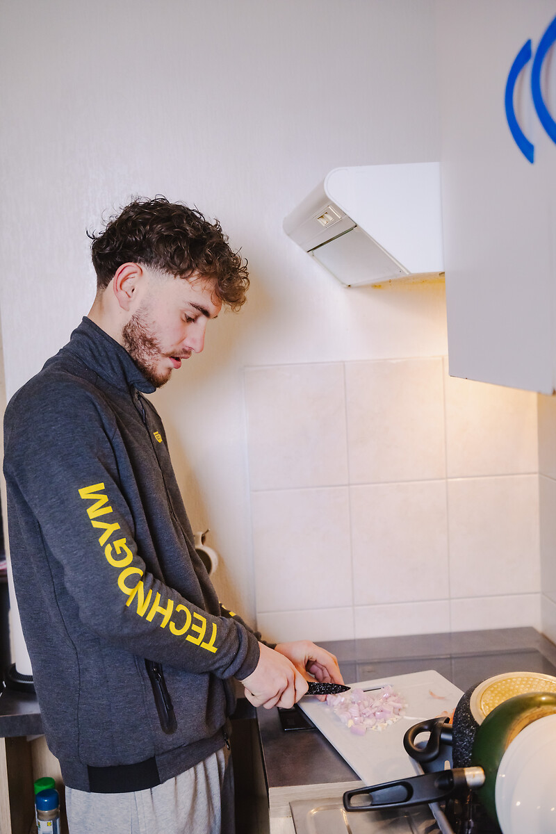 Ancien résident à l'Unité d'Accueil et d'Accompagnement réservé aux mineurs non accompagnés à Sens-de-Bretagne, Florjan XHEDIKU vit aujourd'hui dans une petite maison du village.